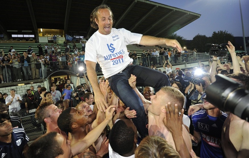 Les joueurs lausannois fete le titre de champion de challenge league, avec leur entraineur Martin Rueda, centre, lors de la rencontre de football de Challenge League entre FC Bienne et FC Lausanne-Spo ...