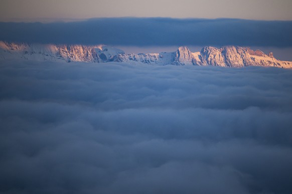 KEYPIX - Die Kreuzberge linsen durch den Nebel nach den ersten Schneefaellen des Winters, am Dienstag, 18. November 2025, in St. Margrethenberg. (KEYSTONE/Gian Ehrenzeller). Freshly snow covered lands ...