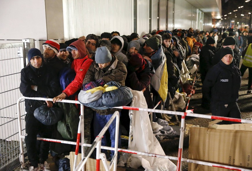 Flüchtlinge stehen im vergangenen Dezember vor dem Lageso in Berlin Schlange, um Asyl in Deutschland zu beantragen.&nbsp;