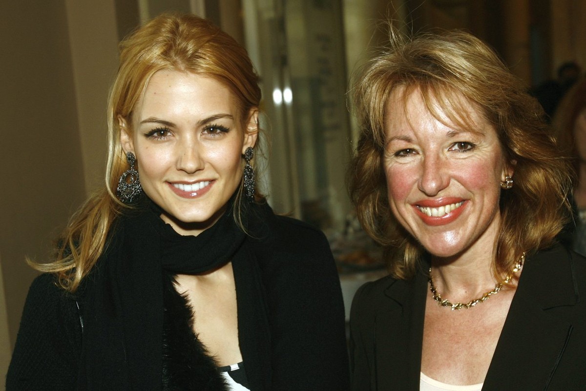 La candidate aux elections vaudoise Jacqueline de Quattro, droite, pose pour le photographe avec Miss Suisse 2005 Lauriane Gillieron, gauche, lors de l'assemblee generale des Femmes du Parti radi ...