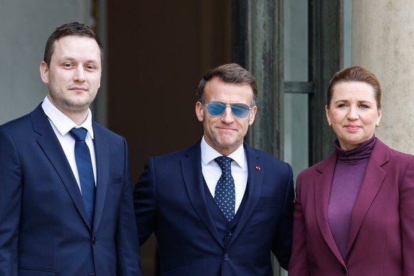 epa12687234 French President Emmanuel Macron (C) welcomes Denmarks Prime Minister Mette Frederiksen (R) and Greenland Prime Minister Jens-Frederik Nielsen (L) to the Elysee Palace in Paris, France, 2 ...