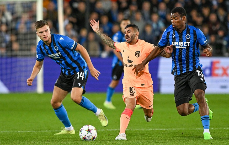 BELGIUM SOCCER UCL DAY3 GROUP B CLUB BRUGGE VS ATLETICO MADRID Bjorn Meijer 14 of Club Brugge pictured fighting for the ball with Angel Correa 10 of Atletico Madrid and Raphael Onyedika 15 of Club Bru ...