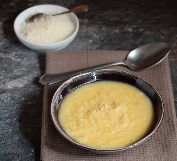 Pastina in brodo all’uovo e parmigiano pasta kochen essen food parmesan ei

https://www.viaggiarecomemangiare.it/2018/03/pastina-in-brodo-alluovo-e-parmigiano.html