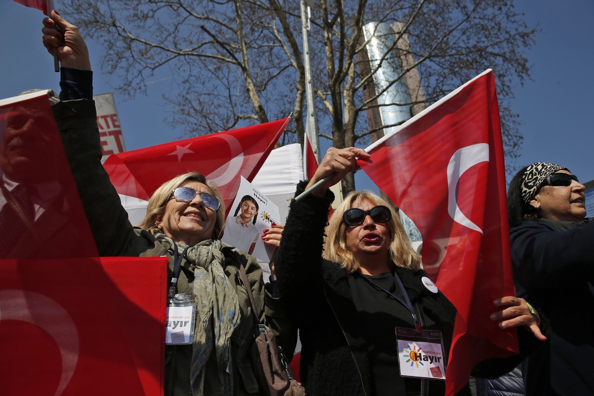 Supporters of the 'NO' vote waving flags and sing songs during campaigning in Istanbul, ahead of the upcoming referendum, Friday, April 14, 2017. Turkey is heading to an April 16 contentious ...