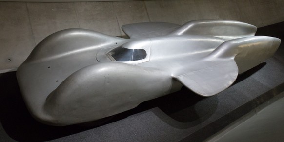 Nun checkt mal diese krasse Karren von anno dazumal!
Der Mercedes T80 von 1939. Wurde für Geschwindigkeitsrekordfahren mit sagenhaften 44.5 Litern Hubraum gebaut. Wegem dem 2. Weltkrieg nie im Einsatz ...
