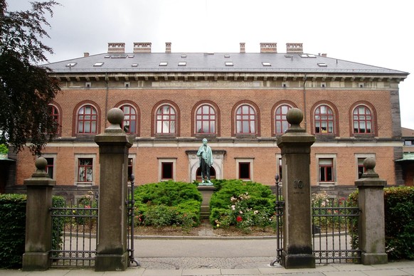 Das Carlsberg-Labor in Kopenhagen, Dänemark, hinter der Statue von Carlsberg-Gründer J.C. Jacobsen.