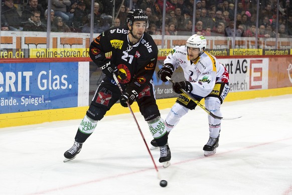 ZUM EISHOCKEY PLAYOFF-VIERTELFINAL ZWISCHEN DEM SC BERN UND DEM EHC BIEL STELLEN WIR IHNEN FOLGENDES BILDMATERIAL ZUR VERFUEGUNG - SC Bern Stuermer Simon Moser, links, und Biels Verteidiger Benoit Jec ...