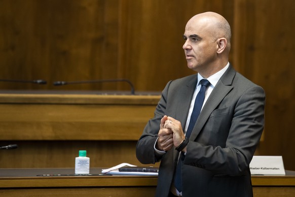 Le Conseiller federal Alain Berset, se lave les mains avec du produit desinfectant pendant une conference de presse lors d&#039;une visite de l&#039;Hopital de Sion en Valais pendant la pandemie de Co ...