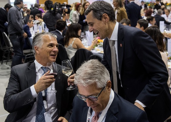 Der neu gewaehlte Bundesrat Ignazio Cassis, rechts, stoesst mit Sergio Ermotti, CEO UBS, an, waehrend des Galadinners zu seinen Ehren, am Donnerstag, 28. September 2017, in Bellinzona. (KEYSTONE/Ti-Pr ...