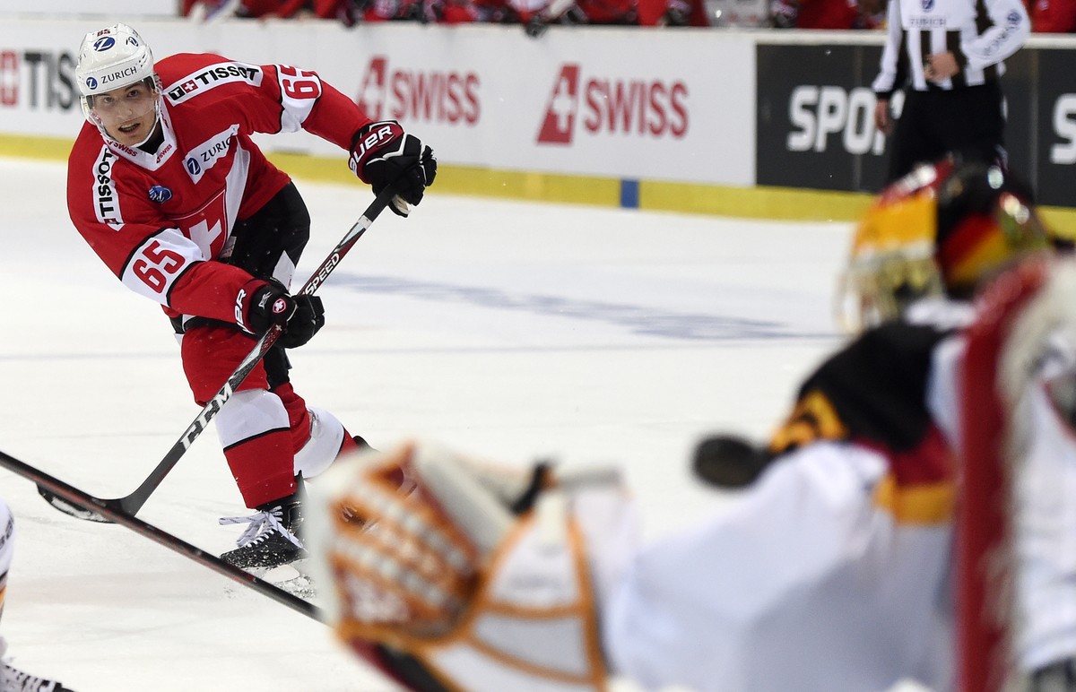 Switzerland's Ramon Untersander scores the 1-1 goal, during a friendly international ice hockey game between Switzerland and Germany, at the ice stadium Swiss Arena, in Kloten, Switzerland, Tuesd ...