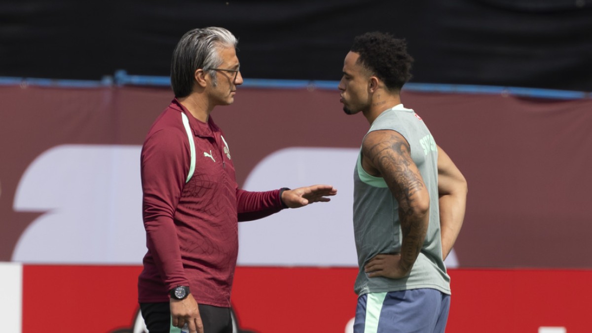 Noah Okafor, ici en discussion avec Murat Yakin, aura-t-il sa chance dans ce Mondial ?