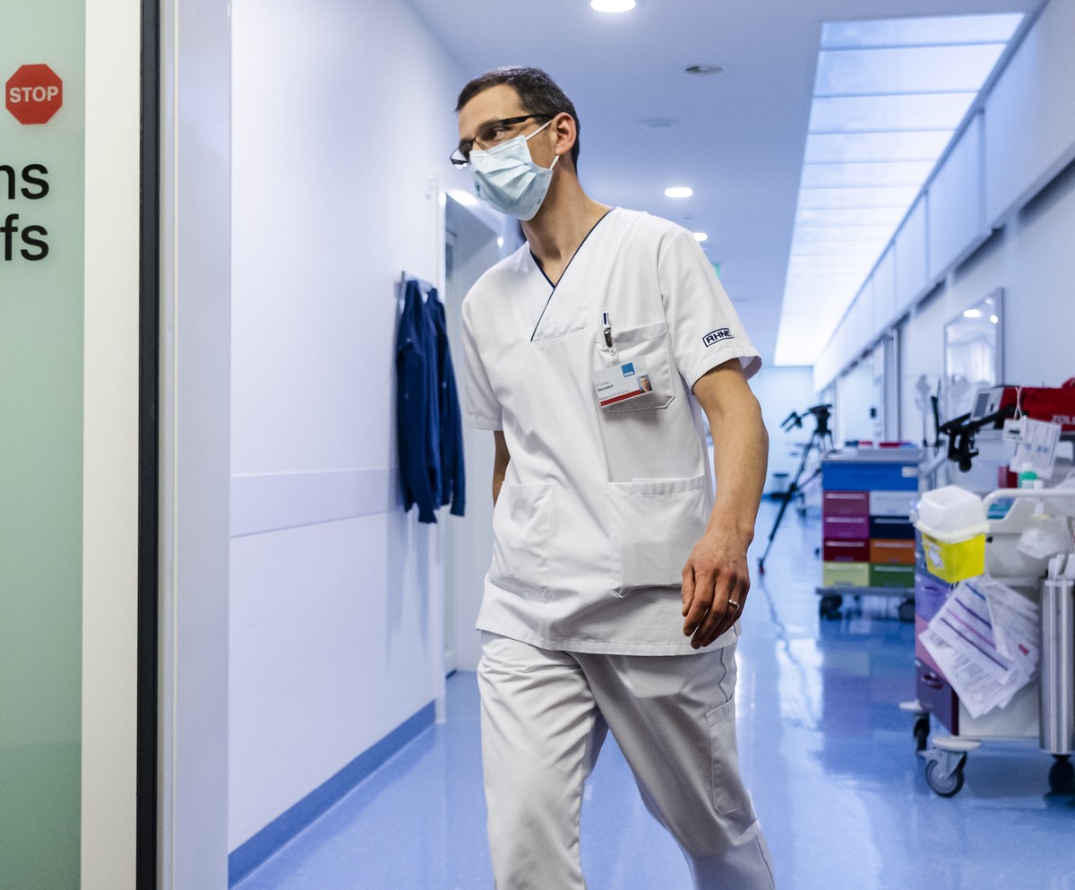 epa08316412 Doctor Dumeng Decosterd, head of intensive care, walks in the intensive care unit of the hospital Pourtales site "Hopital Pourtales" during the coronavirus disease (COVID-19) out ...