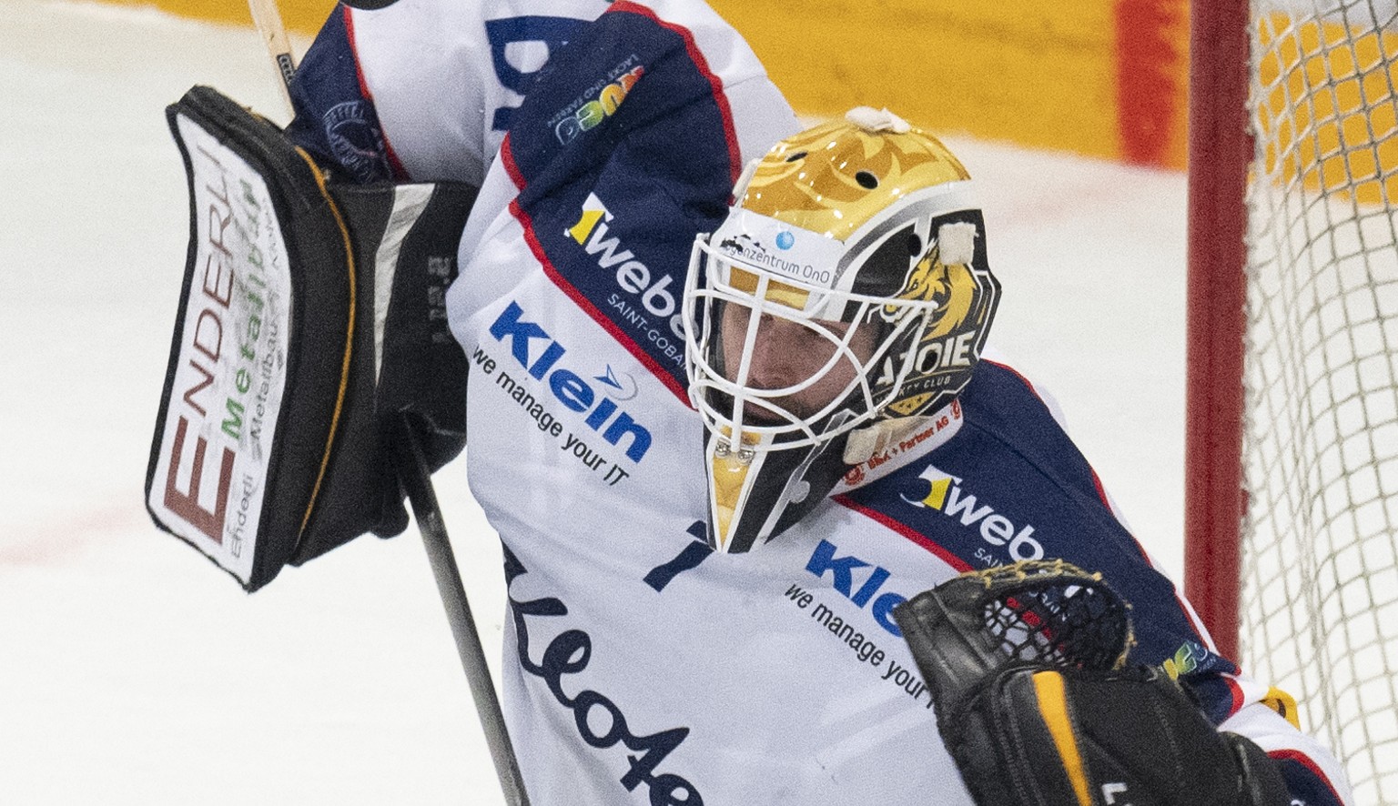 Klotens Goalie Tim Wolf im 4. Spiel des Eishockey Playoff Finale der Swiss League zwischen dem EHC Olten und dem EHC Kloten, am Montag, 18. April 2022, in Olten. (KEYSTONE/Marcel Bieri)