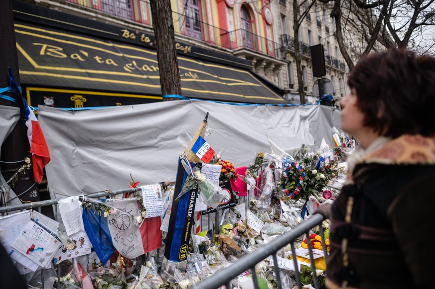 epa05067790 One month after the Paris attacks, people continue to gather in front of the Bataclan Theater to pay tribute to the victims of the 13 November Paris attacks, in Paris, France, 13 December  ...