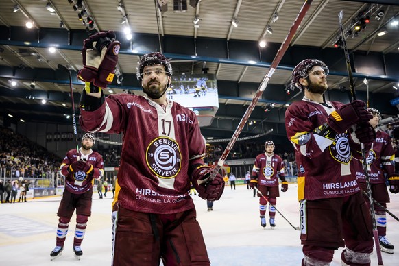 Les joueurs genevois avec le defenseur Arnaud Jacquemet fetent la victoire lors du premier match de la finale des play-off du Championnat de Suisse de hockey sur glace de National league entre le Gene ...