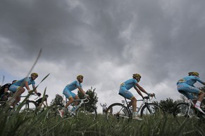 Dunkle Wolken über dem Team Astana: Maxim Iglinskiy (Zweiter von rechts) wurde mit EPO erwischt.