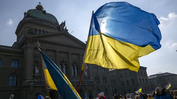Personen anlaesslich einer Kundgebung gegen den Krieg in der Ukraine, am Samstag, 4. Maerz 2023, in Bern. Mehrere Parteien und Institutionen haben zu dieser Kundgebung aufgerufen. (KEYSTONE/Peter Schn ...