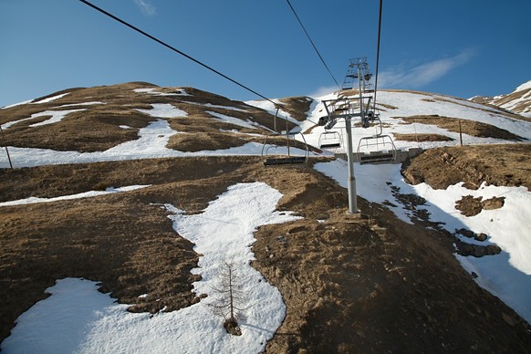 Ski lift in the Alps with lack of snow after heavy melting xkwx ski, skiing, sport, skier, outdoor, activity, snow, cold, recreation, vacation, lack, not enough, melt, melting, thaw, warm, warming, gl ...