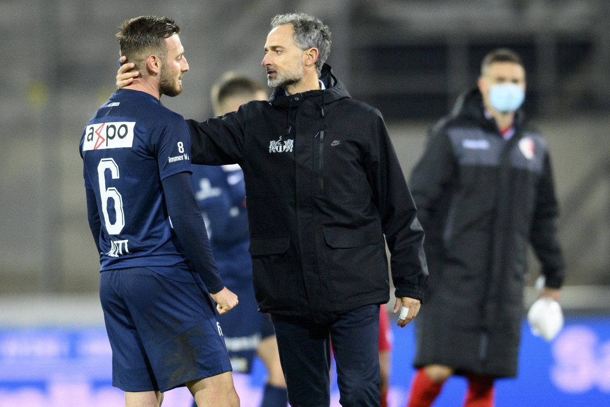 L'entraineur zuerichois Massimo Rizzo, centre, parle avec le defenseur zuerichois Fidan Aliti, gauche, a la fin de la rencontre de football a huis clos de Super League entre FC Sion et FC Zuerich ...