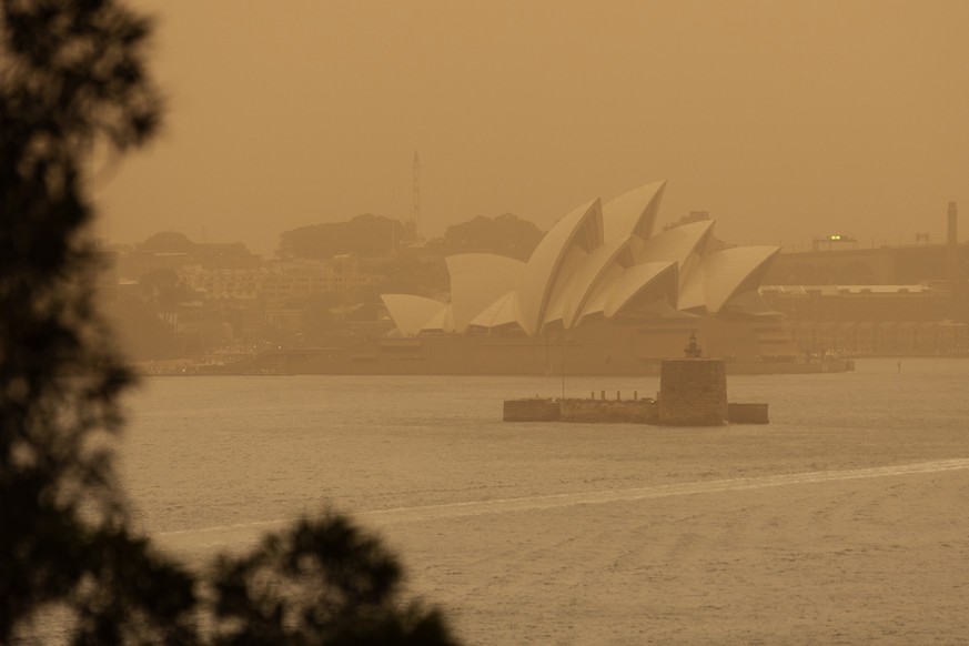 epaselect epa07990210 The Sydney Opera House is seen as smoke haze from bushfires drifts over Sydney, New South Wales, Australia, 12 November 2019. At least 60 fires are burning across New South Wales ...