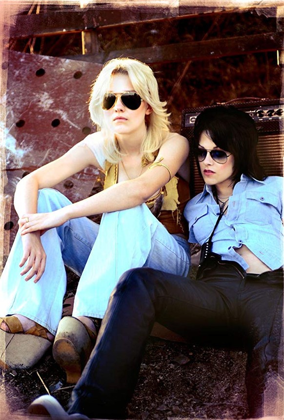 Kristen Stewart als Rockmusikerin Joan Jett (rechts).