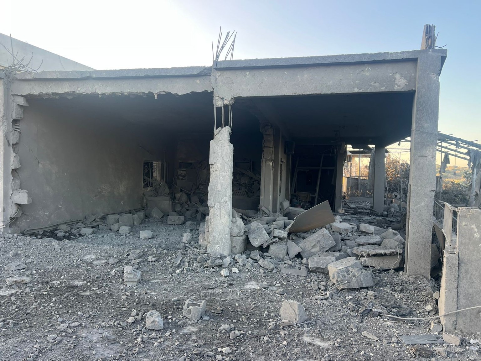 Aufnahme eines durch die israelischen Luftangriffe zerstörten Gebäudes in Alma el Chaab.