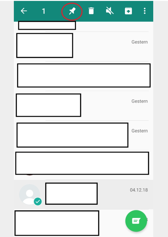 Wer einen WhatsApp-Kontakt beziehungsweise einen Chatverlauf immer oben in seiner WhatsApp-Liste sehen möchte, kann ihn fixieren. Dafür drückt man mit dem Finger auf den Kontakt, bis er markiert ist.  ...