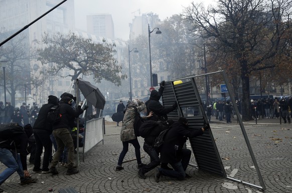 epa08001569 &#039;Gilets Jaunes&#039; (Yellow Vests) protesters clash with riot police on Place d&#039;Italie as part of the &#039;Act 53&#039; demonstration (the 53rd consecutive national protest on  ...