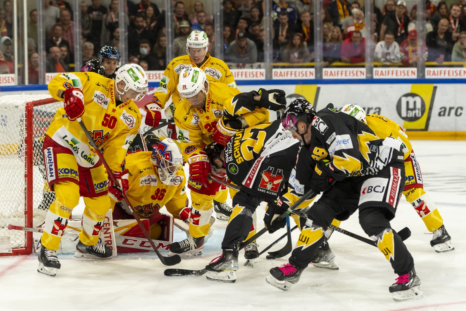 Ajoies Spieler scheitern an Biels Abwehr beim Eishockey-Qualifikationsspiel der National League zwischen dem HC Ajoie und dem EHC Biel-Bienne in der Raiffeisen Arena in Porrentruy, am Dienstag, 7. Sep ...
