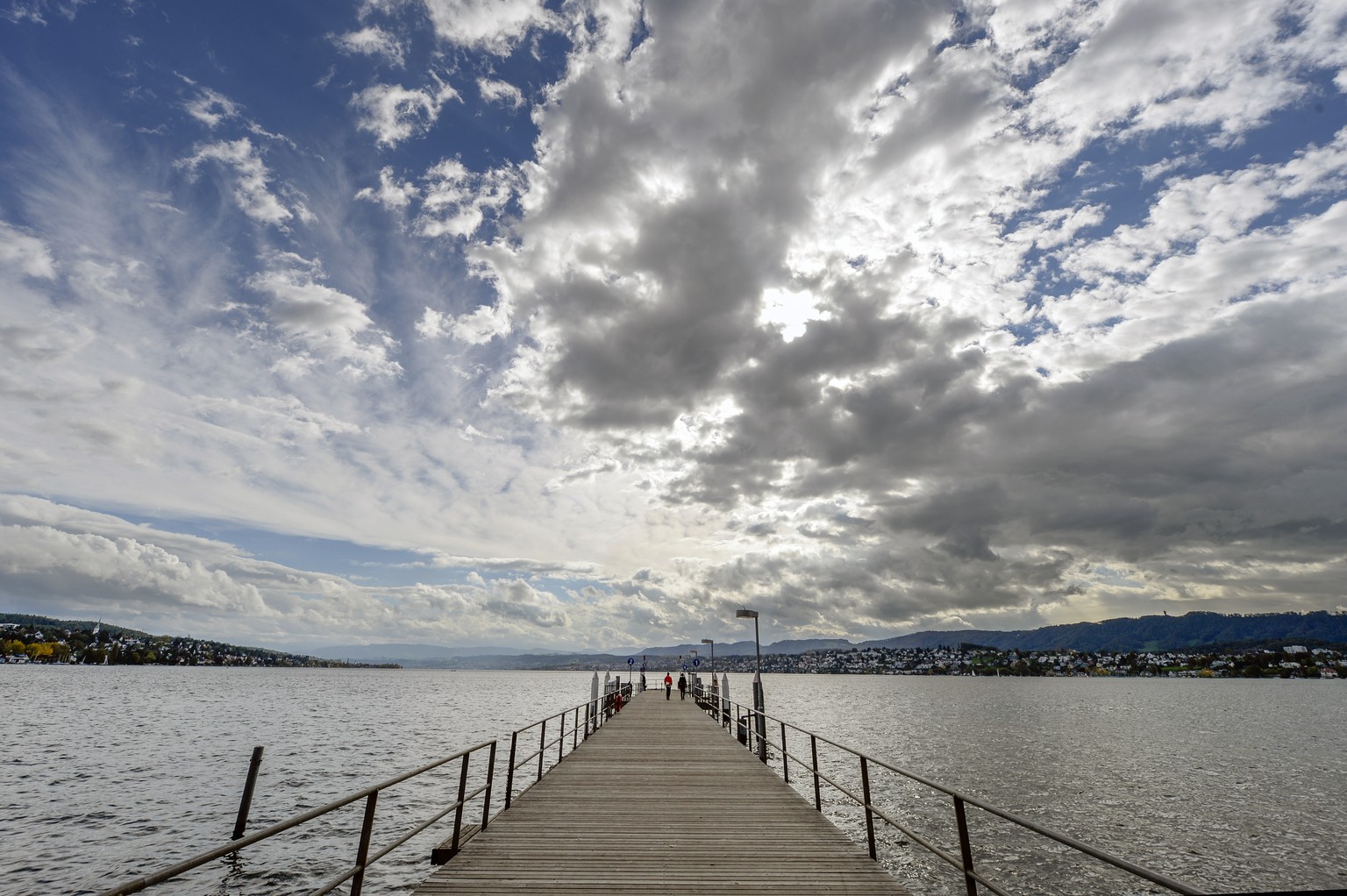 Dunkle Wolken über dem Zürichsee künden den Herbststurm an, der mit hohen Windgeschwindigkeiten und teilweise Schnee am Dienstagabend über die Schweiz hinweg ziehen soll.