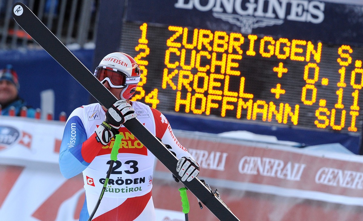 ARCHIVBILD ZUM RUECKTRITT VON SILVAN ZURBRIGGEN --- Silvan Zurbriggen of Switzerland celebrates in the finish area after winning the Men's Ski World Cup Downhill race in Val Gardena, Italy, 18 De ...