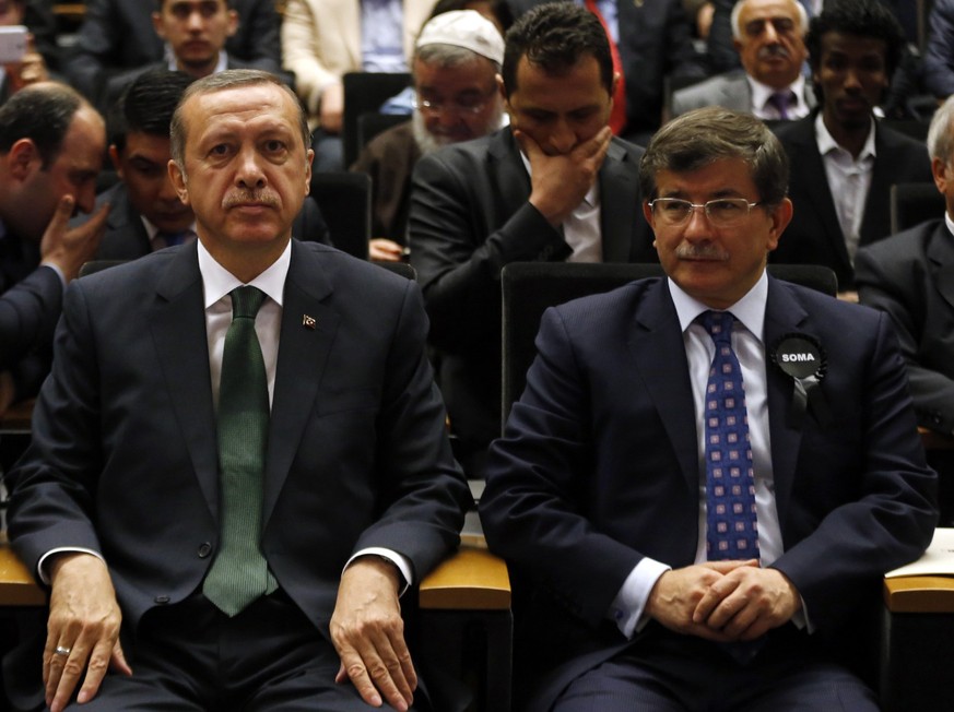 Davutoglu (links) soll neuer Premier unter Erdogan (rechts) werden.