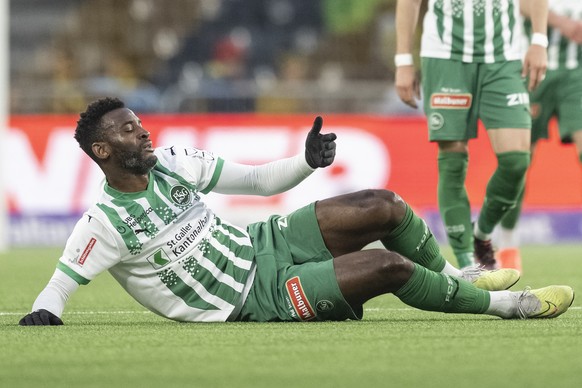 Jean-Pierre Nsame (SG) stuerzt nach einem Foul, im Fussball Meisterschaftsspiel der Swiss Super League zwischen dem BSC Young Boys, YB, und dem FC St. Gallen, SG, vom Samstag, 29. Maerz 2025 im Stadio ...