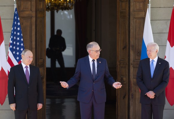 SWISS PRESS PHOTO 22 - 1. PREIS KATEGORIE AKTUALITAET : DENIS BALIBOUSE - Swiss President Guy Parmelin, U.S. President Joe Biden and Russia&#039;s President Vladimir Putin pose for a photo at Villa La ...