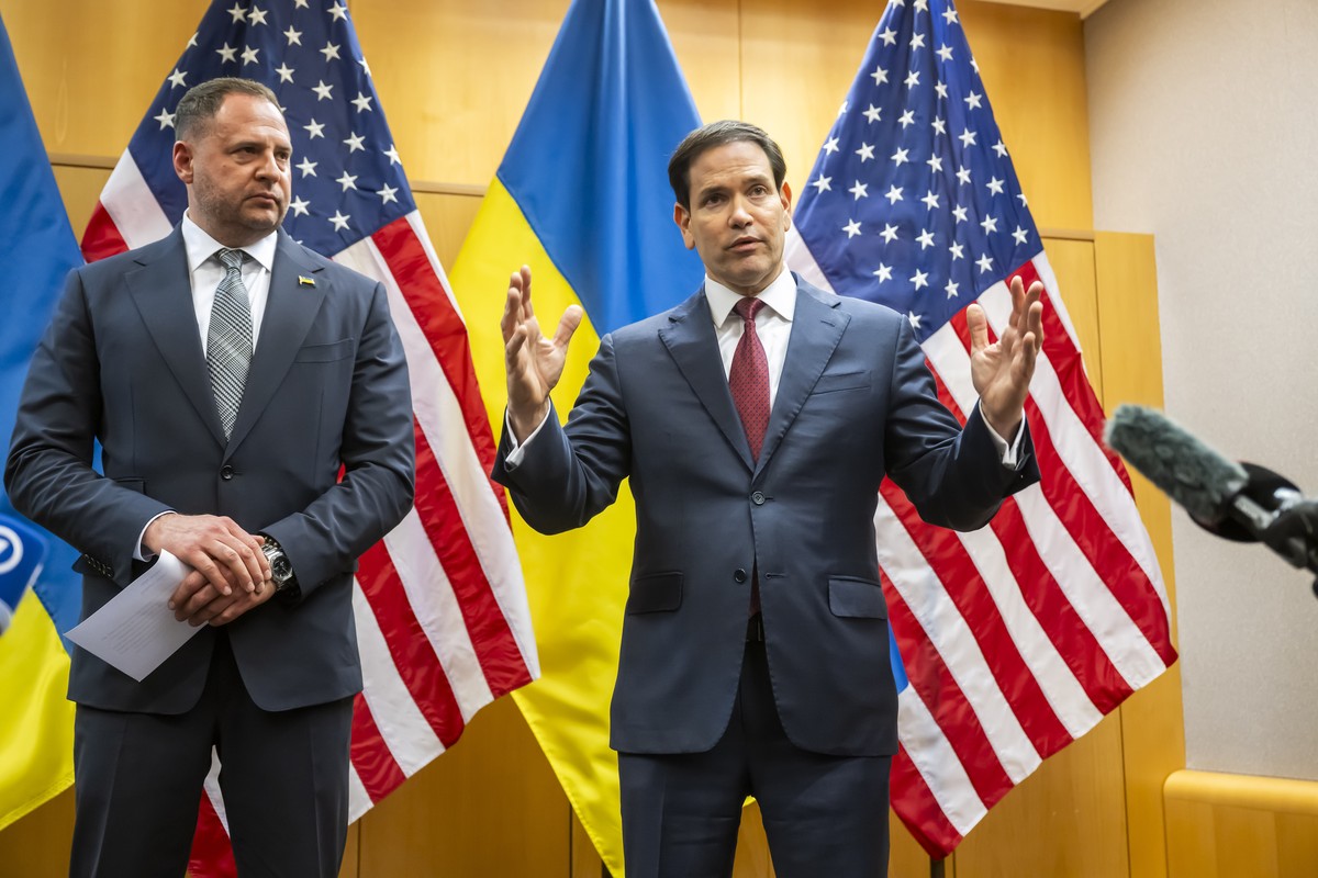 epa12544604 Head of the Office of the President of Ukraine Andriy Yermak (L), and US Secretary of State Marco Rubio (R), talk to the press as their consultations continue on the Trump peace plan at th ...