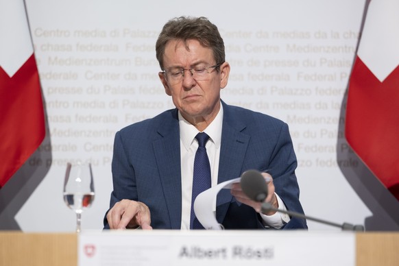 Bundesrat Albert Roesti schaut sich seine Unterlagen an, waehrend einer Medienkonferenz ueber Hitze und Trockenheit in der Schweiz, am Mittwoch, 26. August 2026, im Medienzentrum Bundeshaus in Bern. ( ...