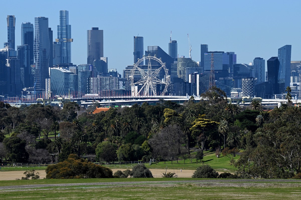 epa12293747 The Melbourne Star Observation Wheel and the city skyline in Melbourne, Victoria, Australia, 11 August 2025. The City of Melbourne will unveil plans to reopen the Melbourne Star Observatio ...