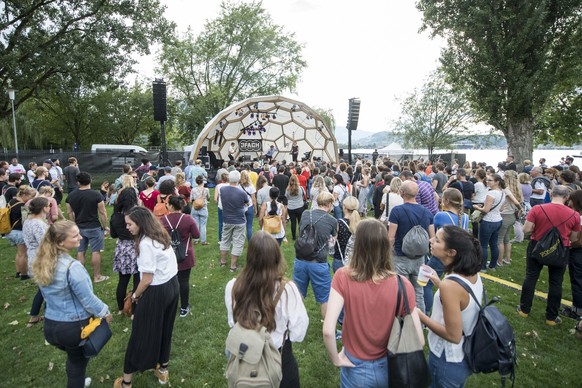 Die Festival Besucher geniessen den Schweizer Musiker Crimer alias Alexander Frei bei seinem Konzert anlaesslich des Funk am See Festival vom Freitag, 17. August 2018 beim Lido in Luzern. (KEYSTONE/Ur ...