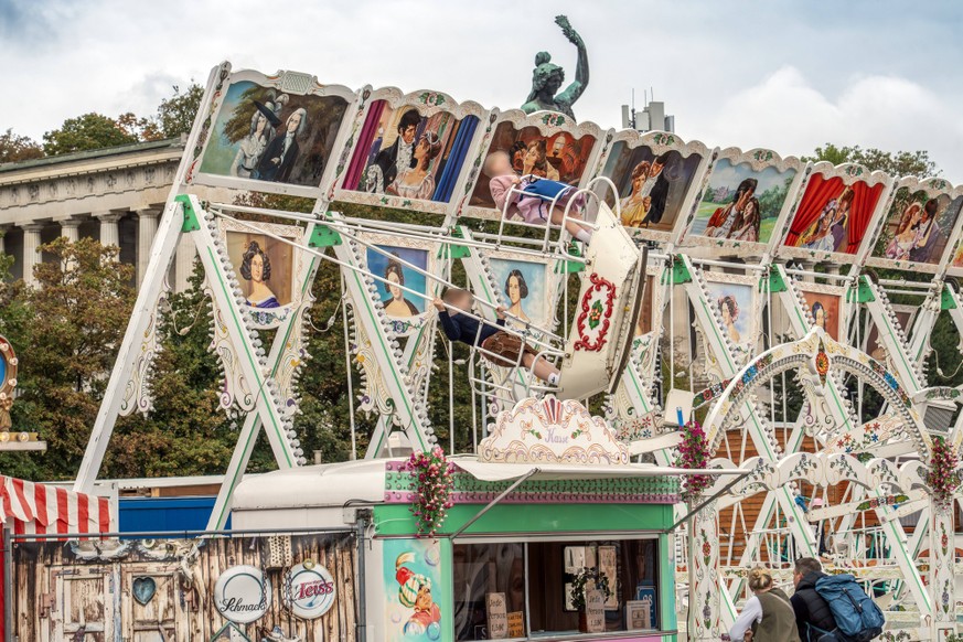 Oktoberfest 2026, Schiffsschaukel auf der Oide Wiesn, M�nchen, Oktober 2026 Deutschland, M�nchen, Oktober 2026, Oktoberfest 2026, Schiffsschaukel auf der Oide Wiesn, die Bavaria schaut �ber das Fahrge ...