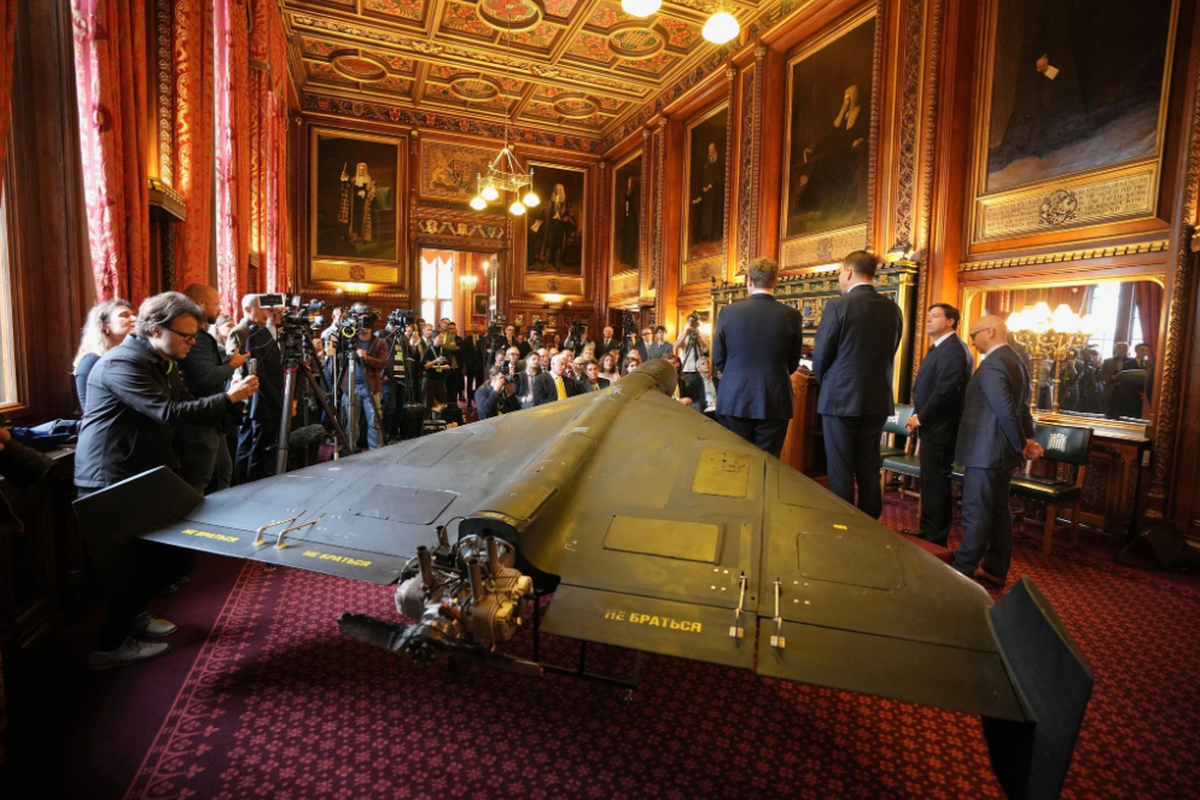 Schahed Angriffsdrohne als Anschauungsobjekt im britischen Parlament. Neuere Modelle haben ein Strahltriebwerk, was sie schneller und schwer abzufangen macht. (Bild: 14. Oktober 2025, London)