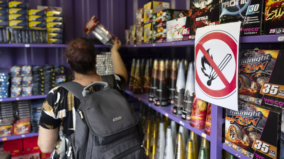Diverse Feuerwerkskoerper stehen in einem Regal, in einem temporaeren Container Shop fuer Feuerwerkskoerper der Firma KnallFred, am Freitag, 28. Juli 2023 auf dem Waisenhausplatz in Bern. KnallFred ha ...