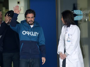 Fernando Alonso hat das Spital nach seinem Unfall verlassen. Sein Comeback im Cockpit muss aber noch warten.