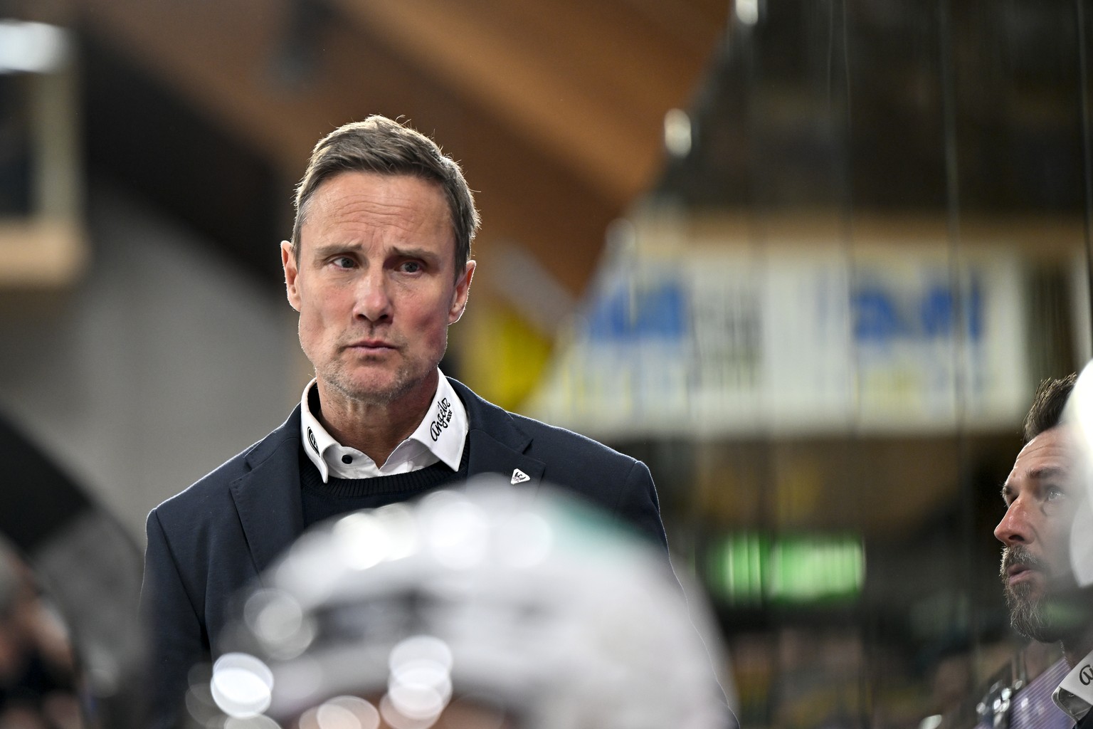 Head Coach Roger Roennberg (HCFG) hinter der Bande, im Eishockey Spiel der National League zwischen HC Davos, HCD und HC Fribourg-Gotteron, HCFG, am Sonntag, 01. Februar 2026 , in der zondacrypto-Aren ...