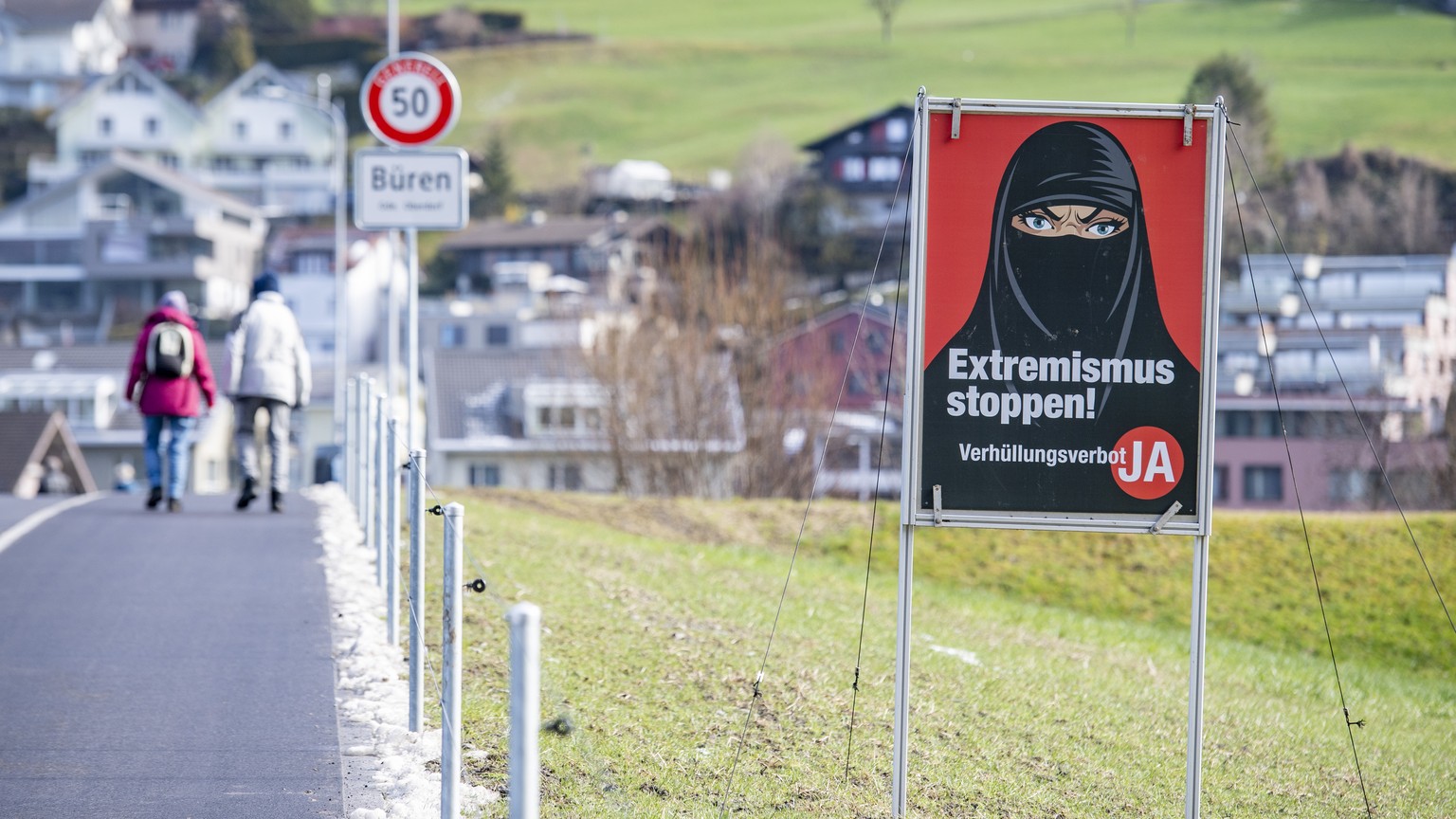 Ein Plakat der Volksinitiative &quot;Ja zum Verhuellungsverbot&quot; haengt am Dienstag, 16. Februar 2021, in der Gemeinde Bueren im Kanton Nidwalden. Die Schweizer Stimmbevoelkerung hat am 7. Maerz u ...