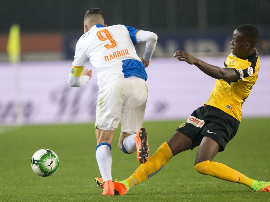 Grasshopper Club Zuerich Stuermer Munas Dabbur, links, gegen BSC Young Boys Bern Mittelfeldspieler Denis Zakaria im Rueckrunden Fussball Meisterschaftsspiel der Super League zwischen dem Grasshopper C ...