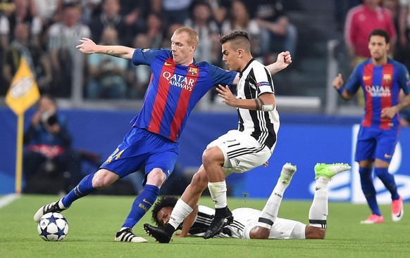 epa05903449 Juventus&#039; Paulo Dybala (R) and Barcelona&#039;s Jeremy Mathieu in action during the UEFA Champions League quarter final first leg soccer match between Juventus FC and FC Barcelona at  ...