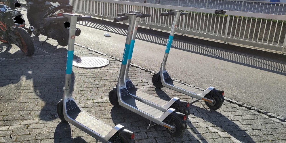 Die e-Trottinetts boomen auf den Strassen. Bei Fussgängern scheint dieser Trend jedoch nicht gut anzukommen. Die leisen Fahrgeräte sollen die Passanten verunsichern und nerven.