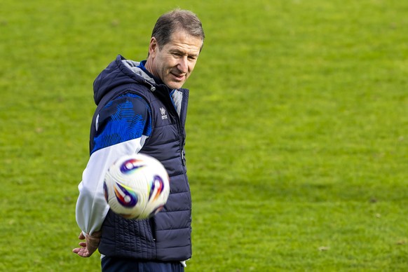 epa12531122 Kosovo's national soccer head coach Franco Foda leads a training session of the team at Fadil Vokrri stadium in Pristina, Kosovo, 17 November 2025. Kosovo will play against Switzerlan ...