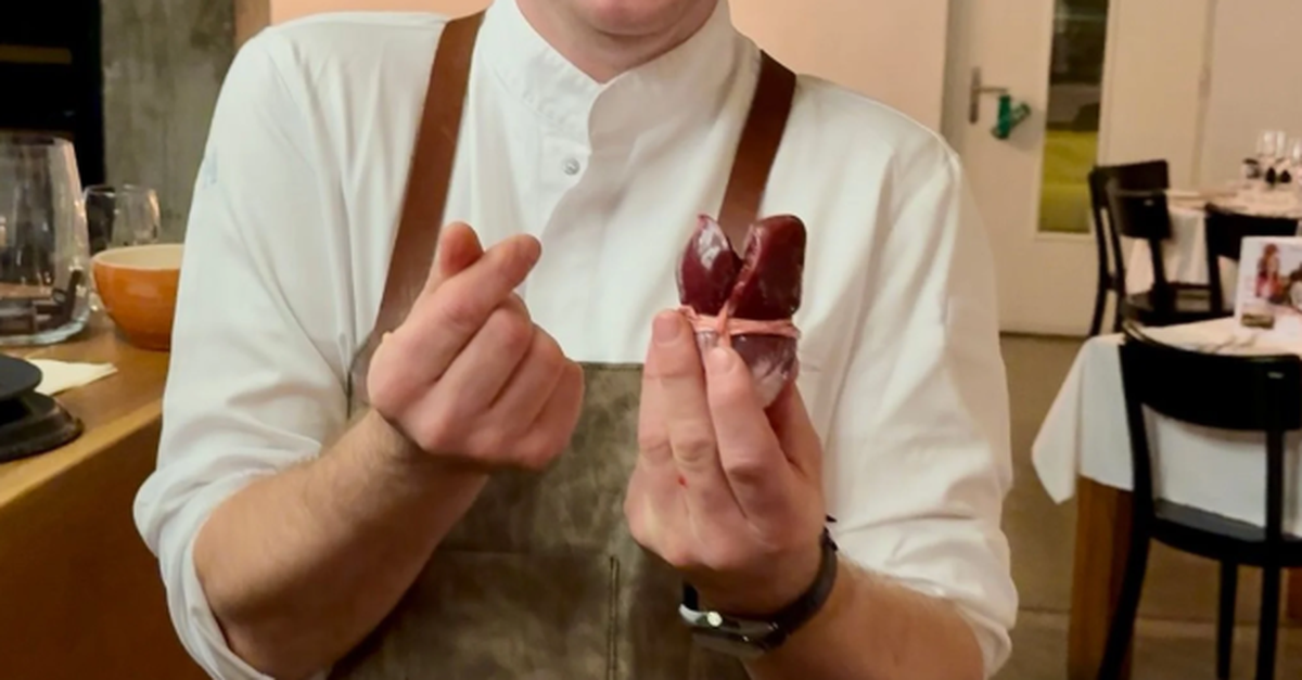 bei-diesem-koch-gib-es-rohes-hirschherz-zur-vorspeise