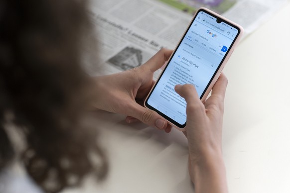 ZUR POLITISCHEN BILDUNG AN DER KANTONSSCHULE GLARUS STELLEN WIR IHNEN FOLGENDES NEUES BILDMATERIAL ZUR VERFUEGUNG --- A pupil of the 5th grade holds a smartphone in her hands during German lessons on  ...